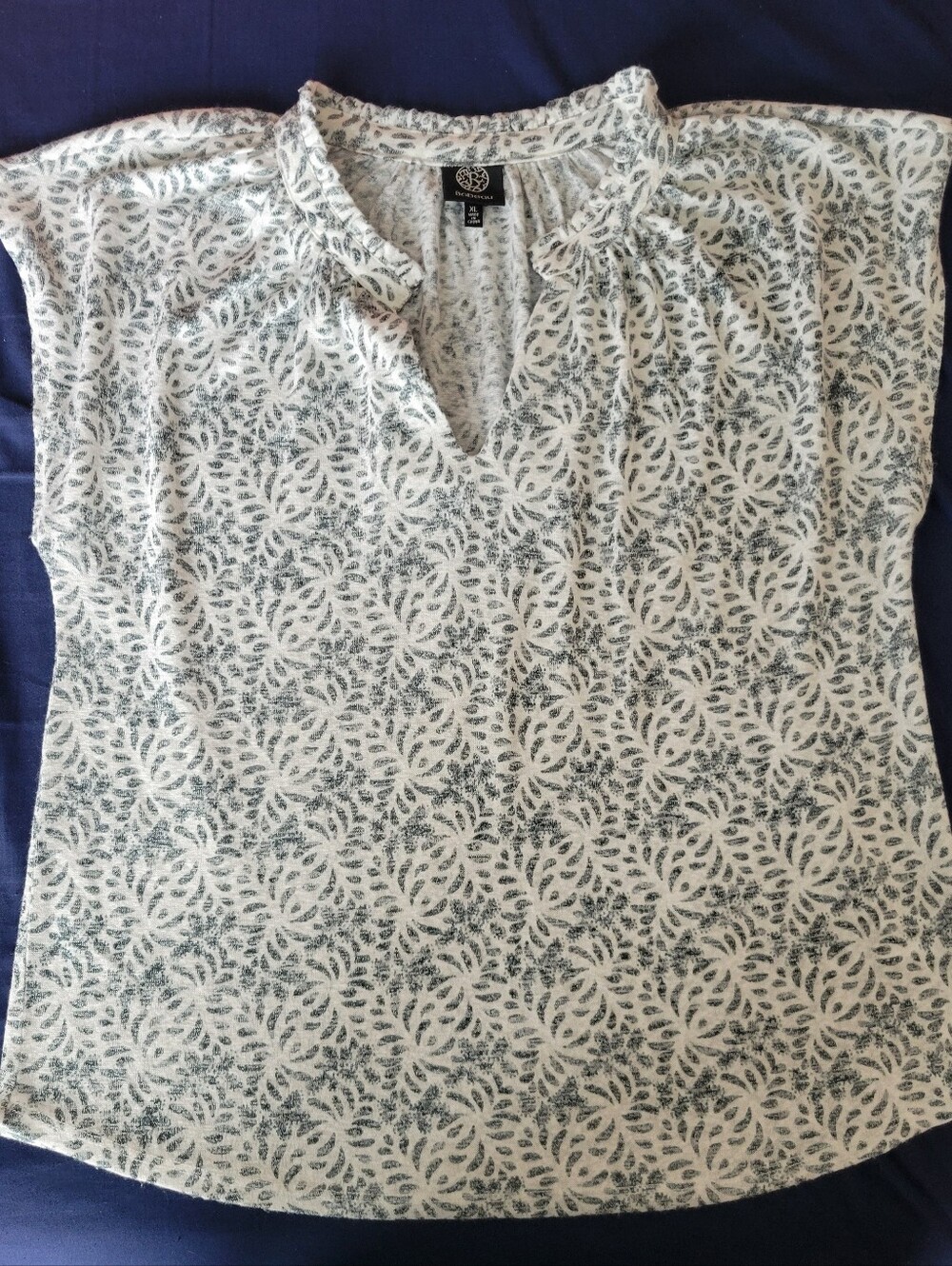 Lightweight White & Gray Patterned Split-Neck Women's Top XL